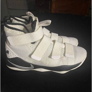 NIKE LEBRON SOLDIER 11 size 8.5 Men
